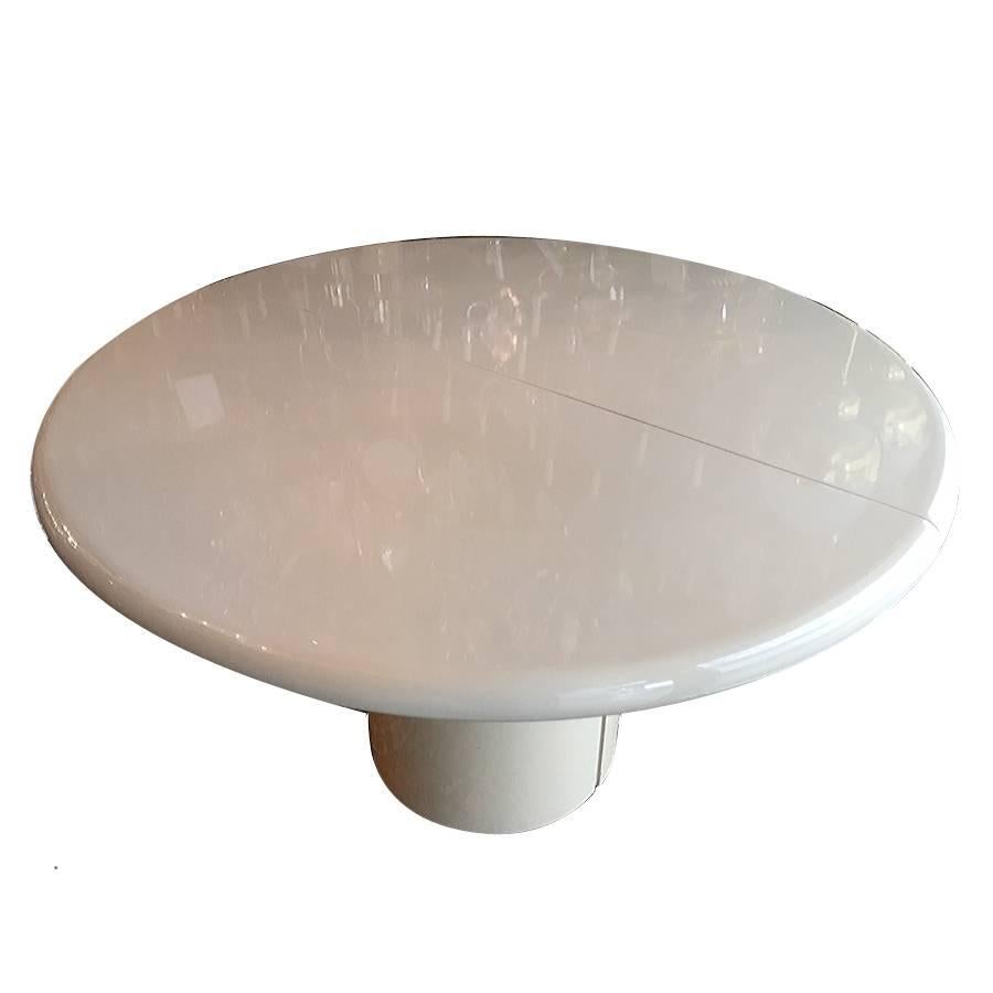 Table de salle à manger laquée italienne moderne Bon état - En vente à New York, NY