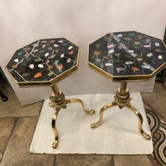 Paire de tables d'appoint en mosaïque « pietra dura » avec pieds en bronze