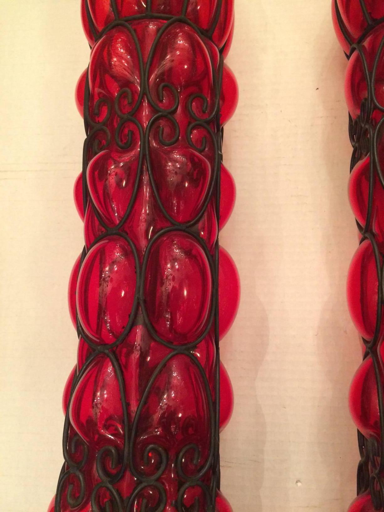 Paire de grandes lampes de bureau en verre soufflé rouge Bon état - En vente à New York, NY