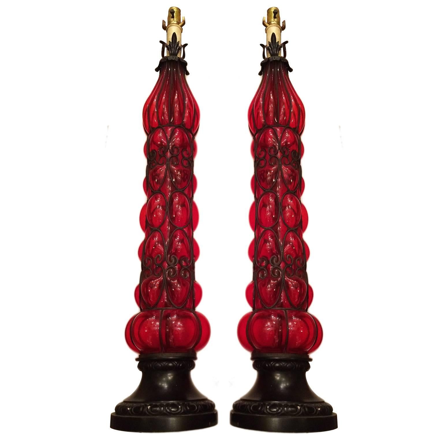Paire de grandes lampes de bureau en verre soufflé rouge en vente