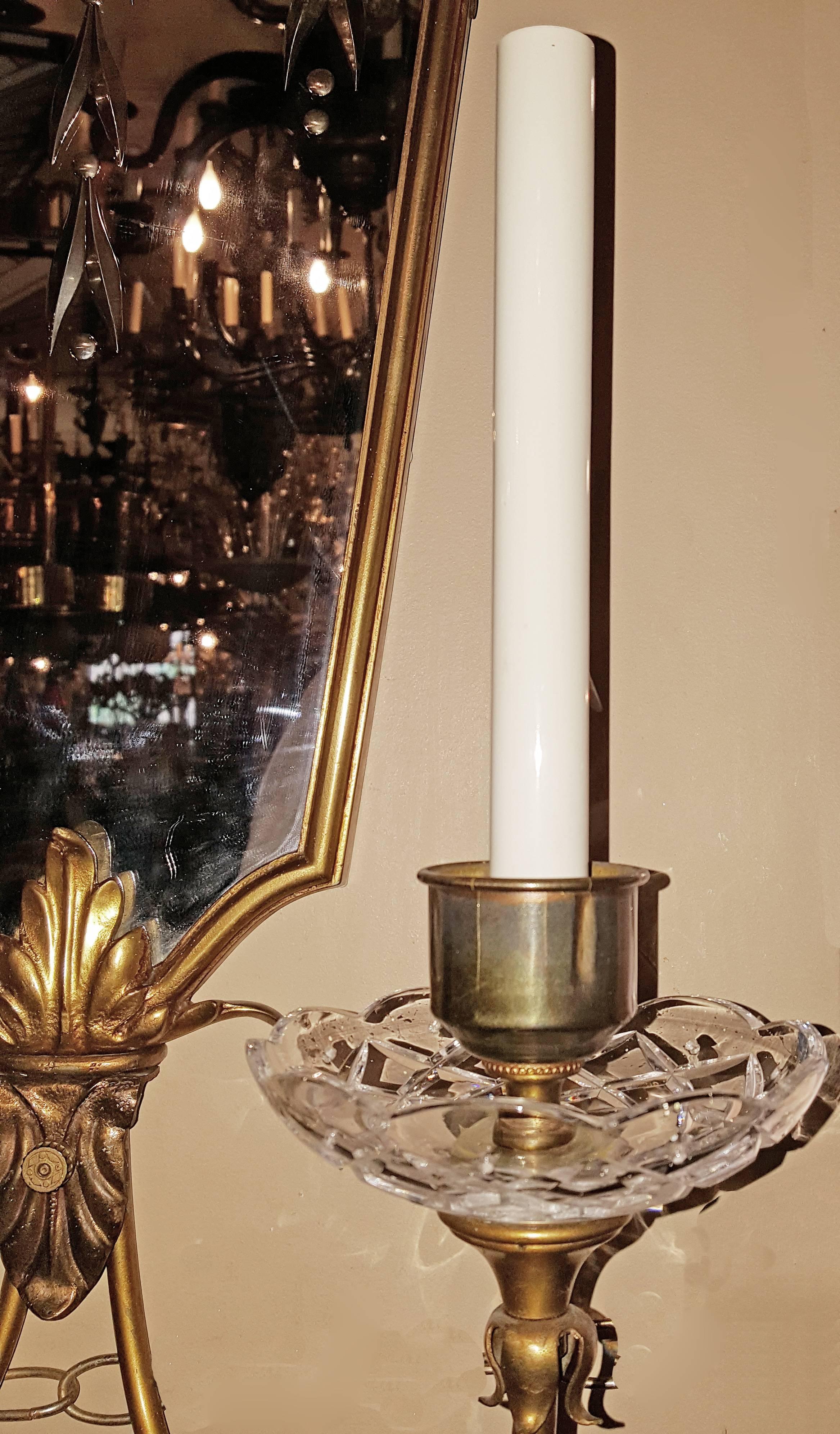 Paire de grandes appliques françaises à dos de miroir des années 1940, avec corps doré et motif de feuillage gravé.
Rewired for US.