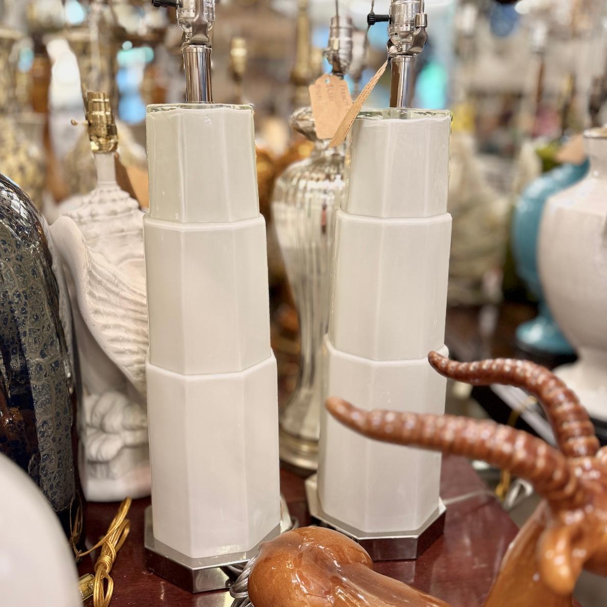 Fine XX secolo Coppia di lampade da tavolo in vetro bianco in vendita