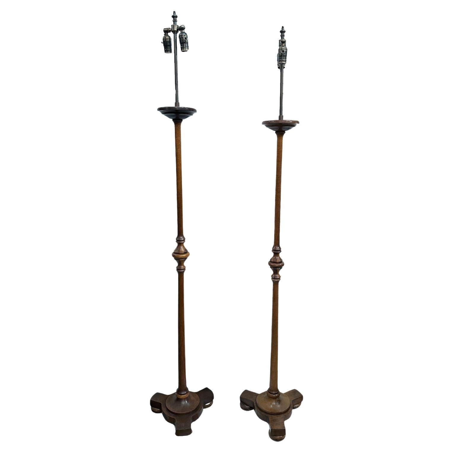 Paar geschnitzte Holz-Stehlampen, einzeln verkauft  im Angebot