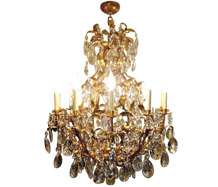 Coppia di lampadari a dodici luci italiani del 1940 circa con gocce di cristallo. Venduto singolarmente.
Misure:
Altezza: 46