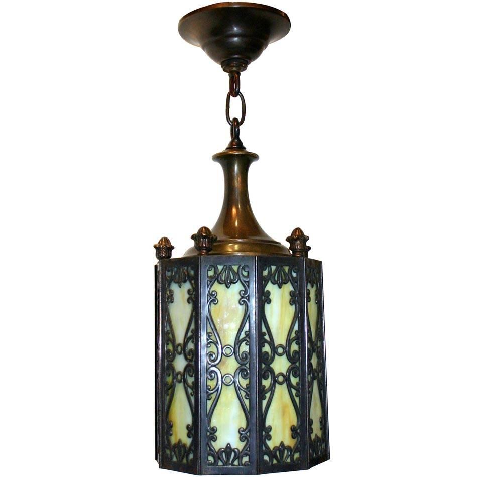 Lanterne anglaise en bronze et verre plombé des années 1920.

Mesures :
Diamètre : 7.25″
Minimum  Chute : 19