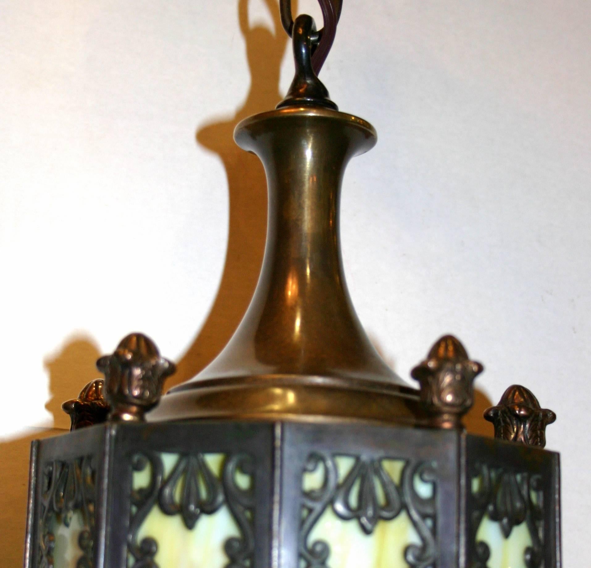 Bronze Lanterne en bronze et verre plombé en vente
