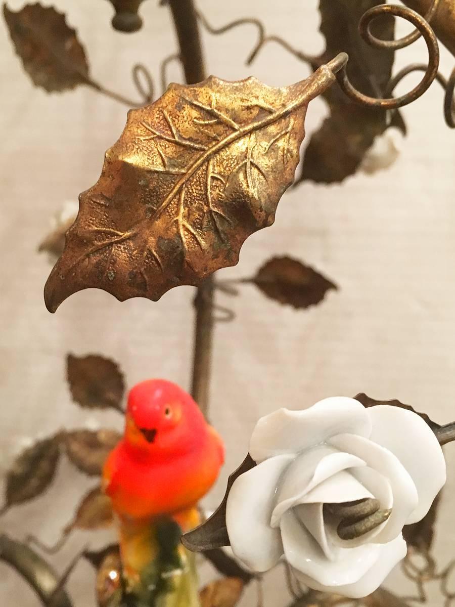 Lampadario in metallo dorato con fiori di porcellana In condizioni buone in vendita a New York, NY