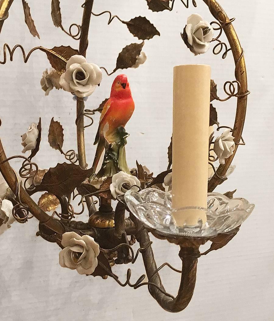 Francese Lampadario in metallo dorato con fiori di porcellana in vendita