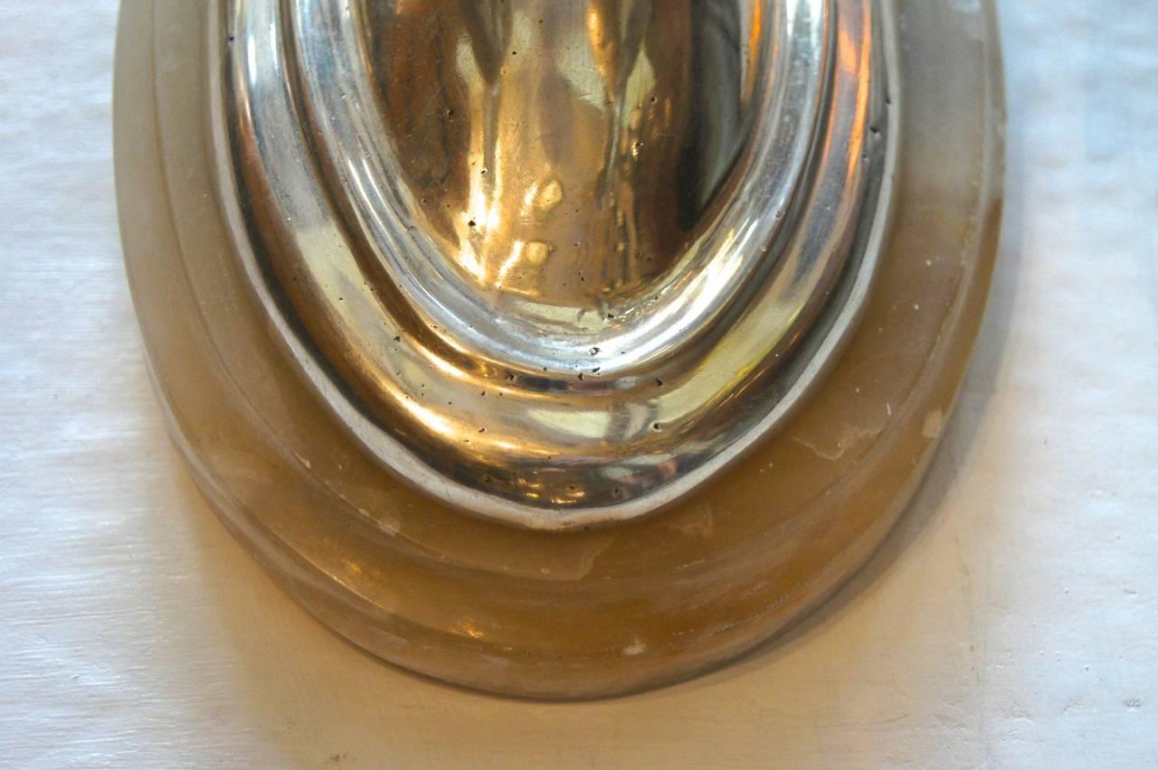 italien Paire d'appliques en albâtre et métal argenté en vente