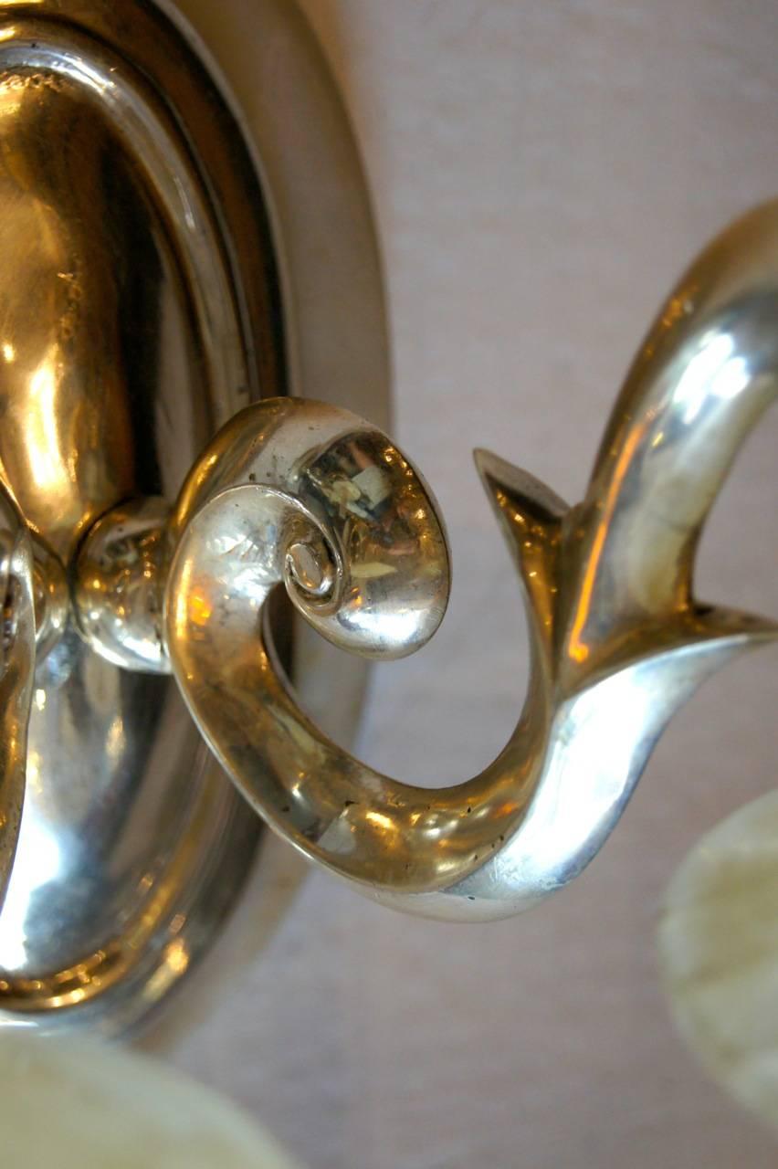 Coppia di appliques italiane in alabastro e bronzo argentato del 1940 circa.

Misure:
Altezza: 9