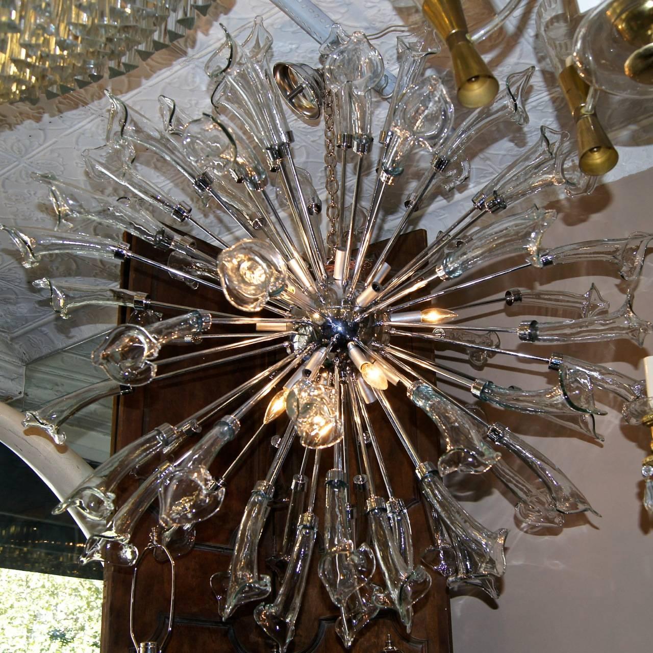 Large Mid-Century Sputnik Chandelier with Flower Insets In Good Condition For Sale In New York, NY