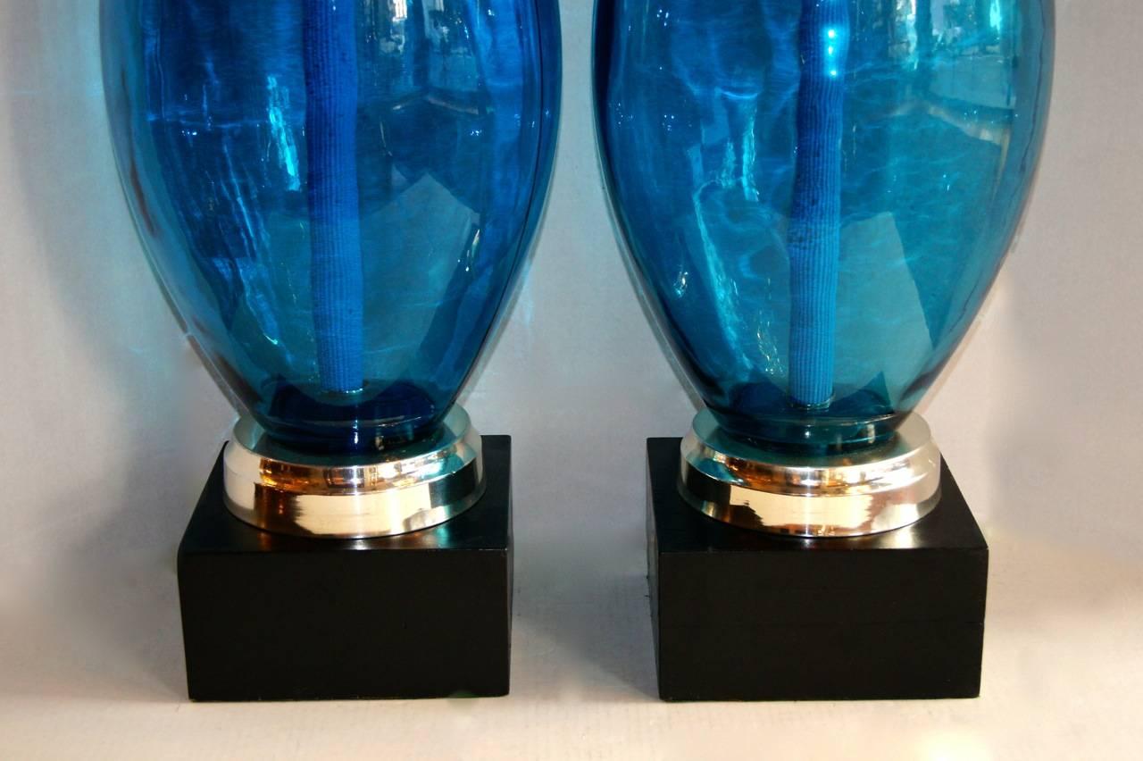 italien Paire de grands sacs  Lampes verre bleu en vente