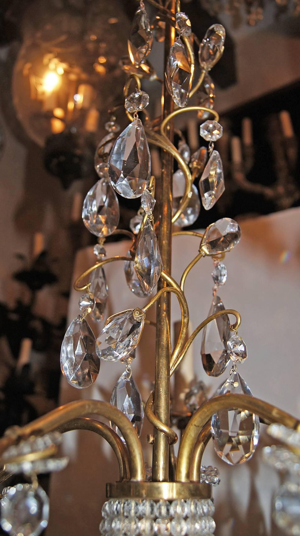 Français Lustre en métal doré avec cristaux en vente