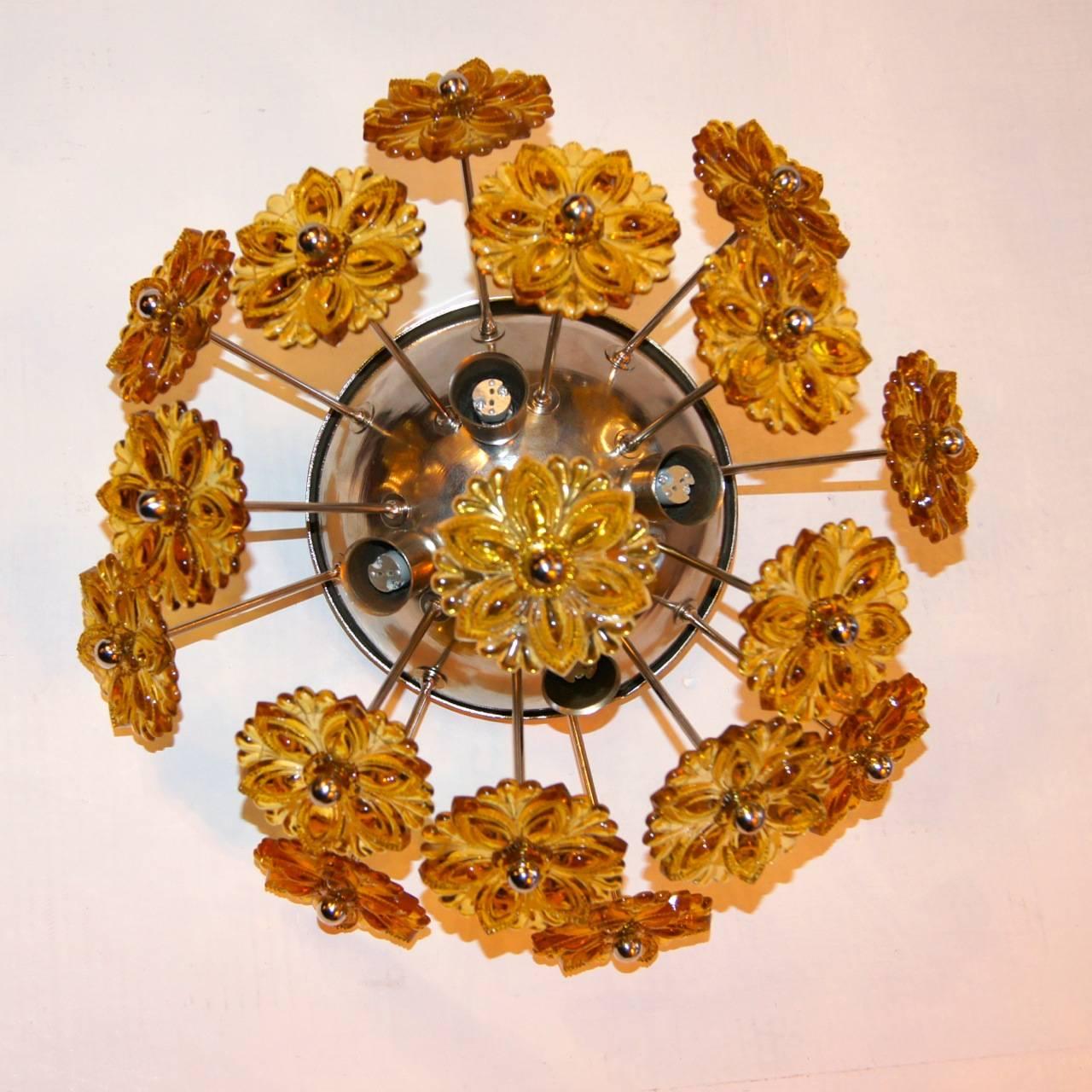 Un luminaire encastré Sputnik en verre moulé en forme de fleur avec un luminaire en forme de fleur ambrée. Quatre lampes, vers les années 1960.

Mesures :
Diamètre : 16