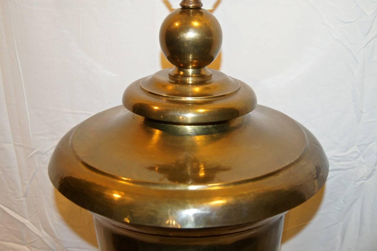 Single Large Urn Table Lamp In Excellent Condition For Sale In New York, NY