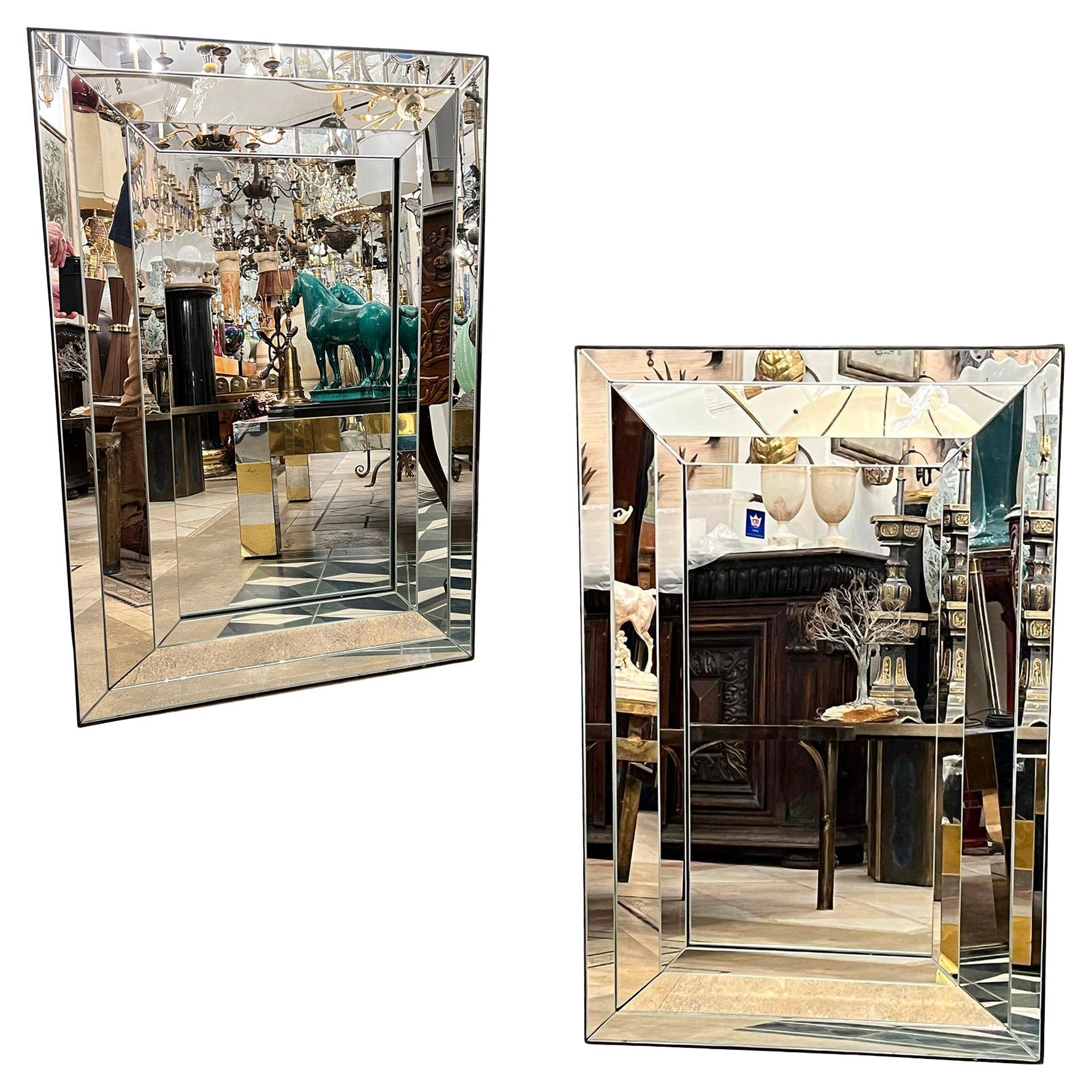 Paire de miroirs français vintage avec cadres biseautés. Vendu individuellement.