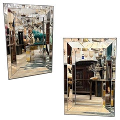 Paire de miroirs français vintage avec cadres biseautés. Vendu individuellement.