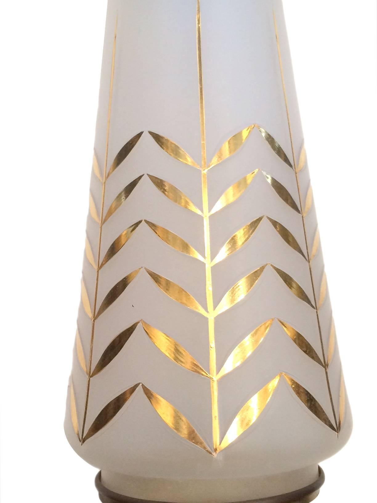 italien Lampe en verre opalin avec décoration dorée en vente