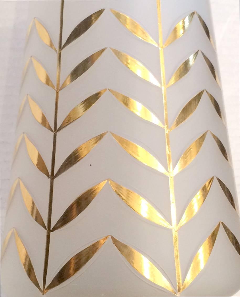 Lampe en verre opalin avec décoration dorée Excellent état - En vente à New York, NY
