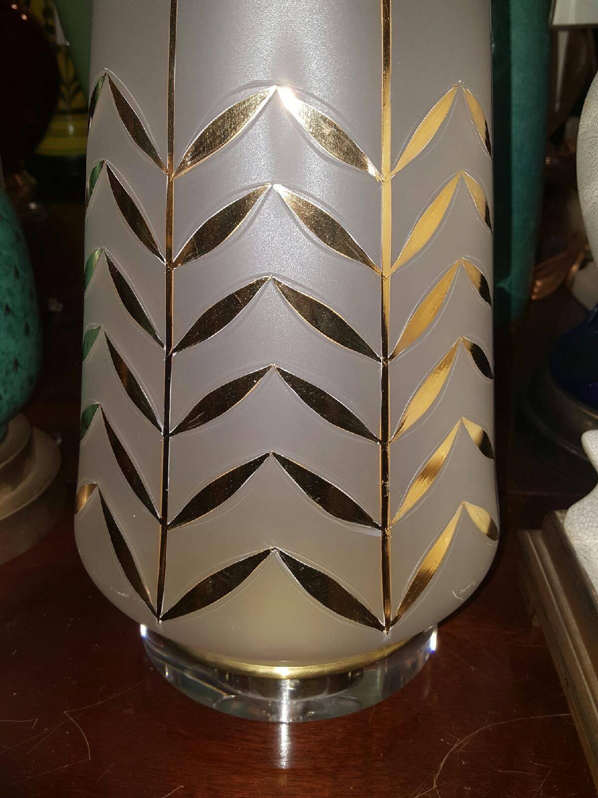 20ième siècle Lampe en verre opalin avec décoration dorée en vente