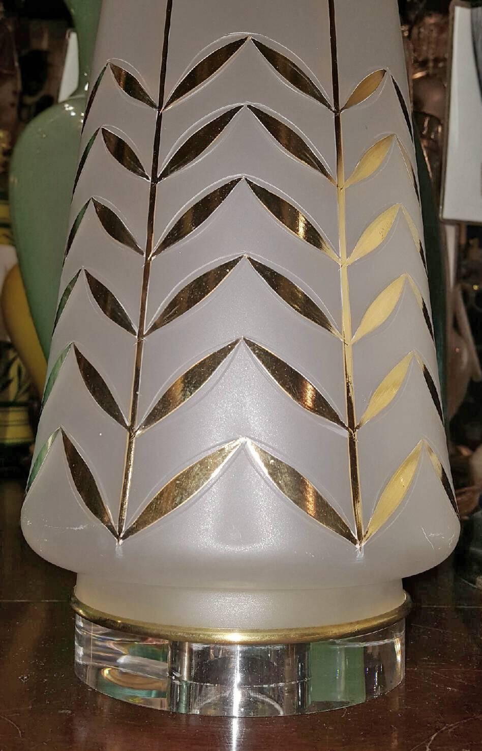 Lampe en verre opalin avec décoration dorée en vente 1
