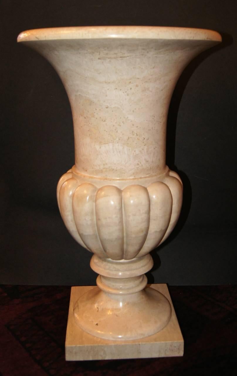 Sculpté à la main Paire d'urnes en marbre en vente