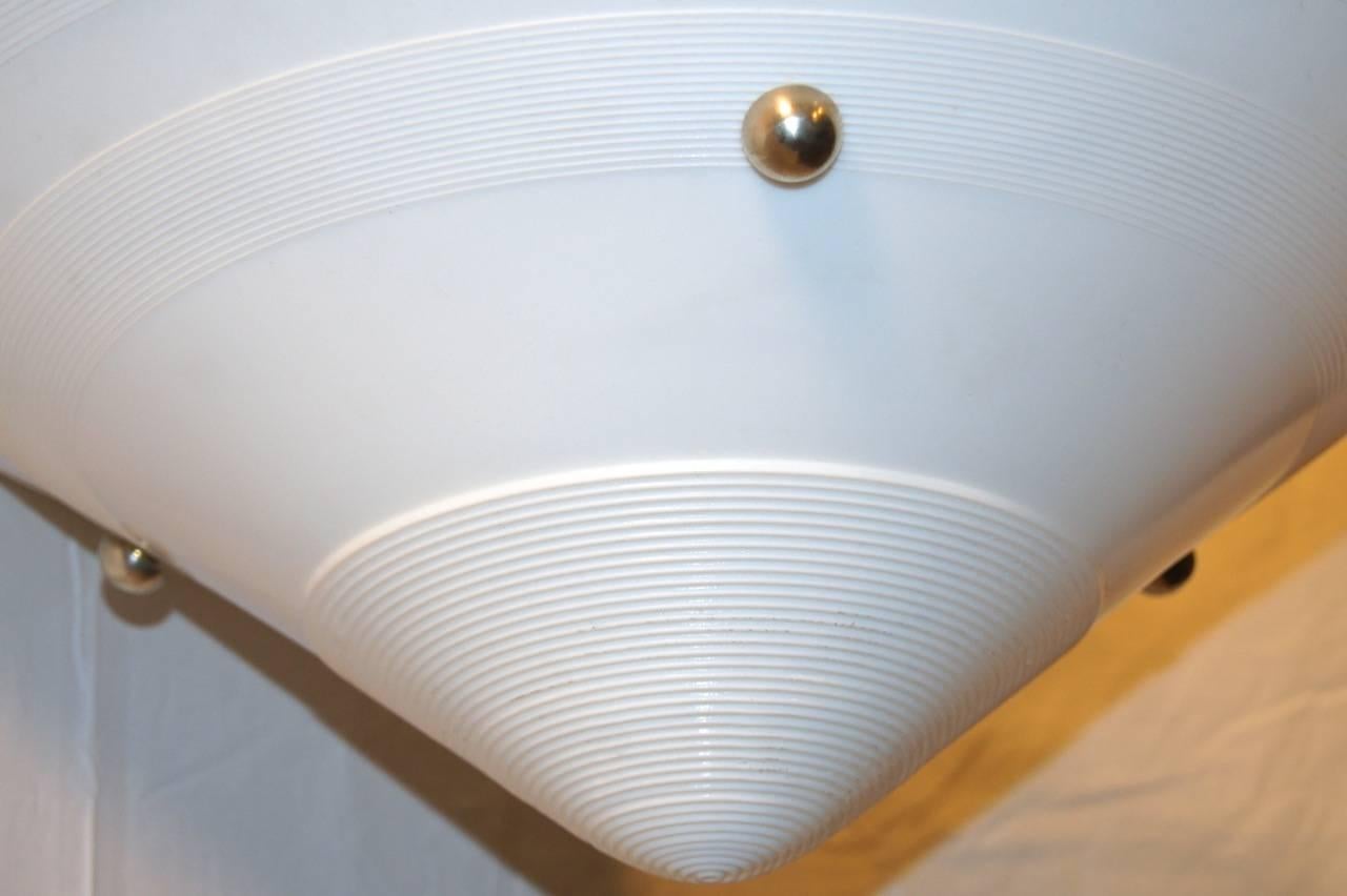 Set di sei lampade a sospensione in vetro lattimo francese degli anni '30 circa con luci interne.  Venduto singolarmente.

Misure:
Altezza (caduta attuale): 15