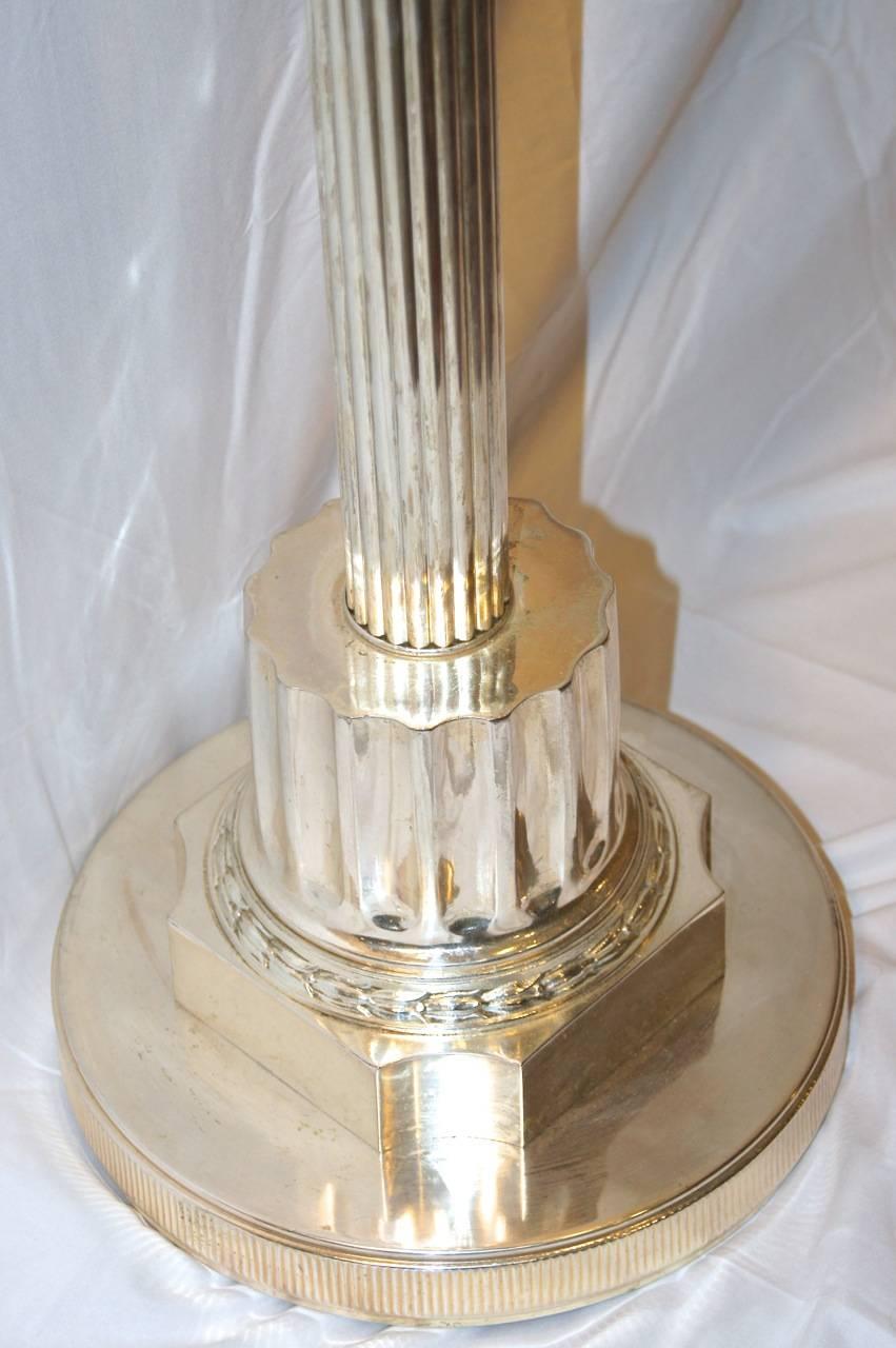Inglese Coppia di lampade da terra neoclassiche placcate in argento in vendita