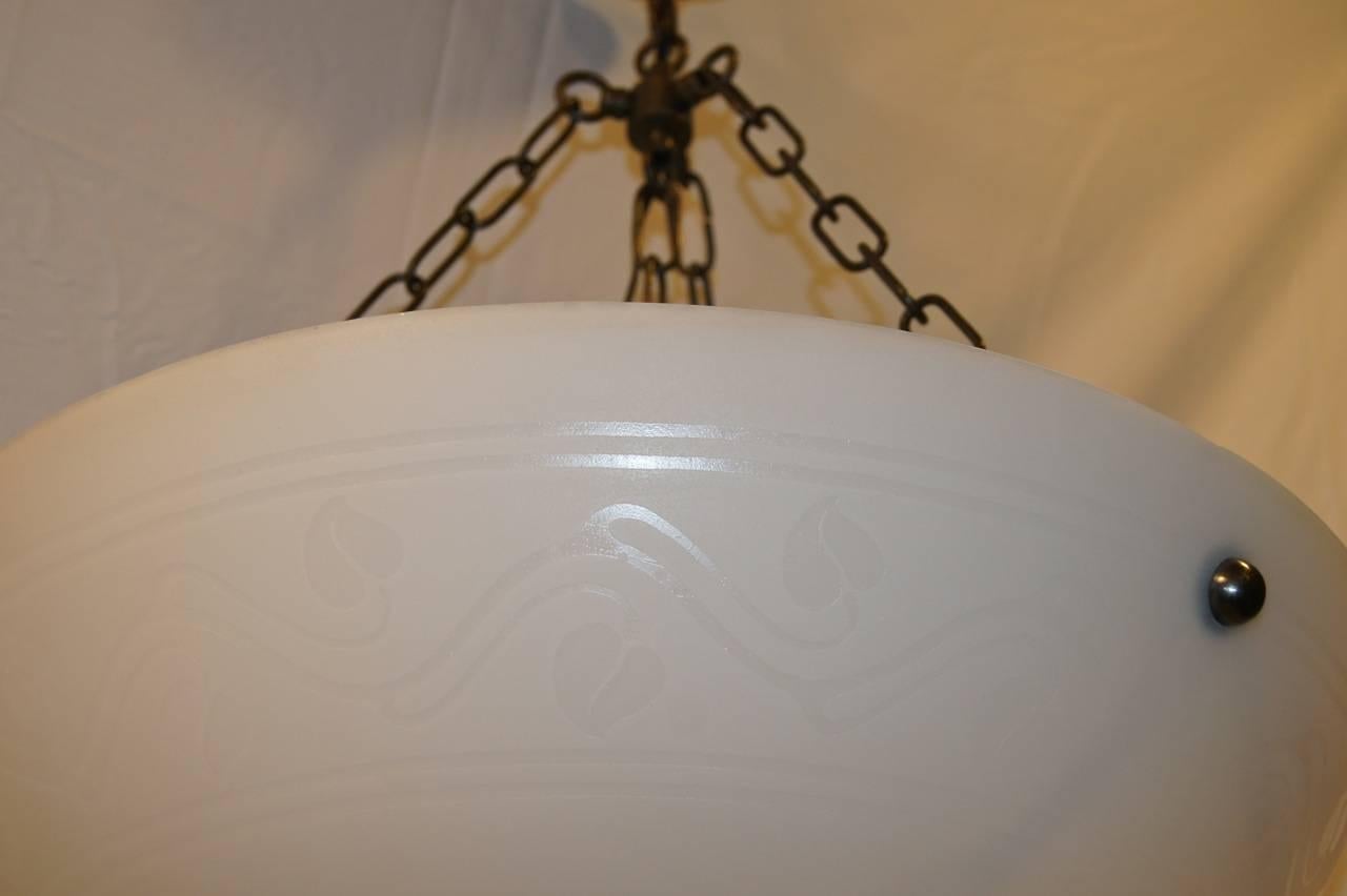 Francese Coppia di lampade a sospensione neoclassiche in vetro acidato. Venduto singolarmente. in vendita