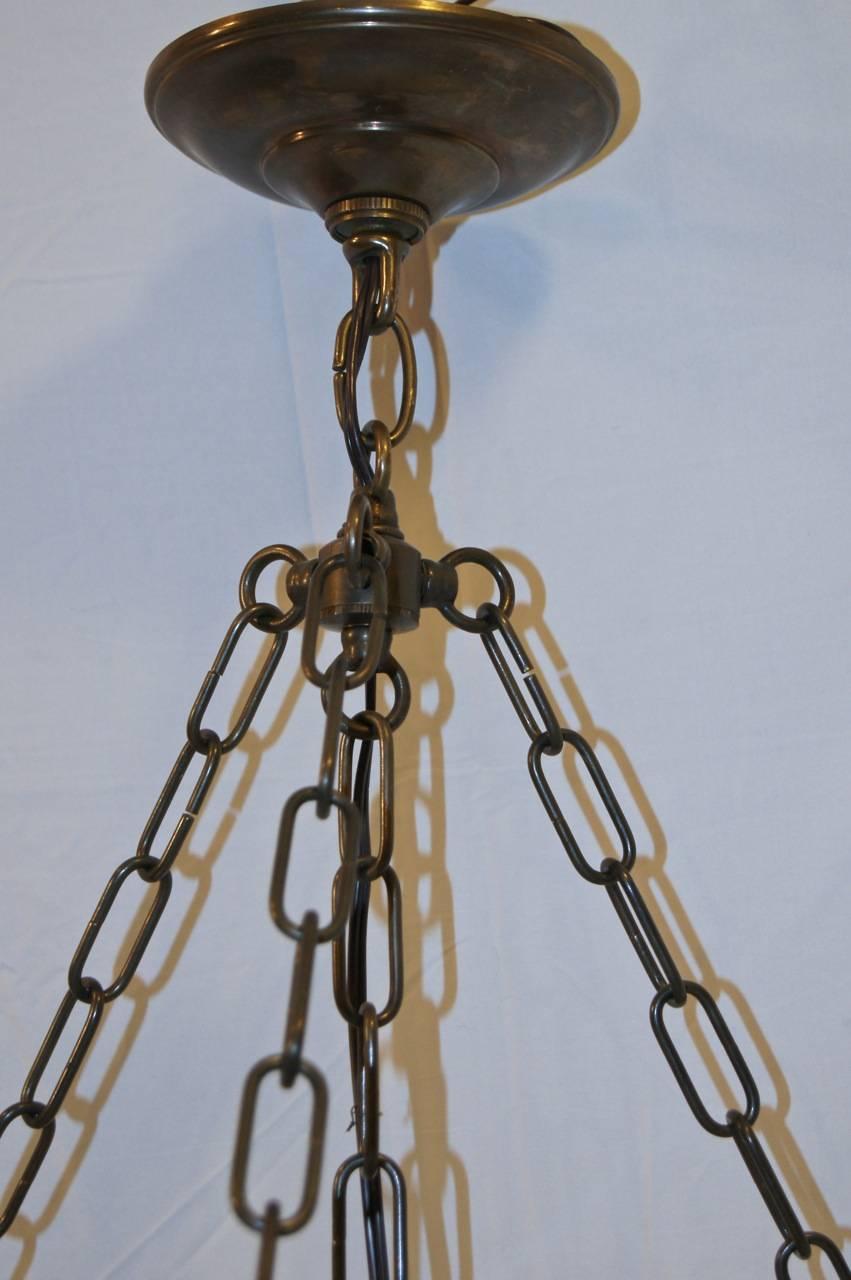 Realizzato con acquaforte Coppia di lampade a sospensione neoclassiche in vetro acidato. Venduto singolarmente. in vendita