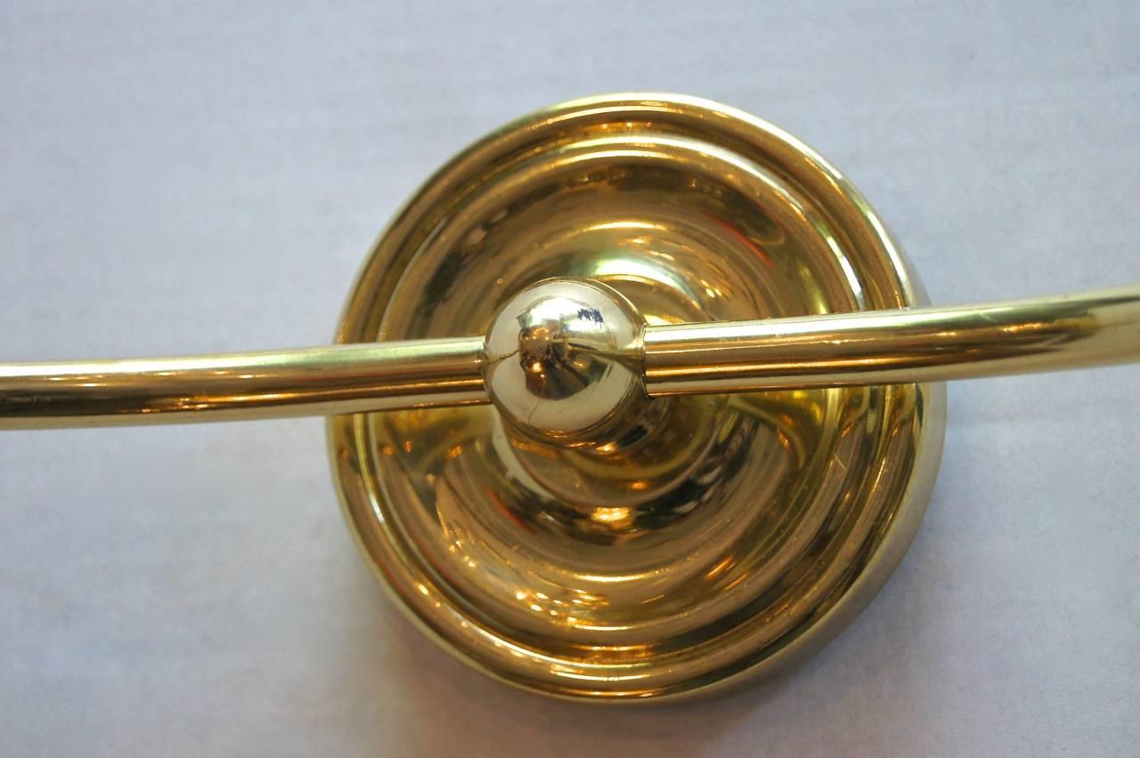 Paire d'appliques à deux lumières en bois et laiton, datant des années 1960.

Mesures :
Hauteur : 12″.
Largeur : 11″.
Profondeur (projection) : 7″.