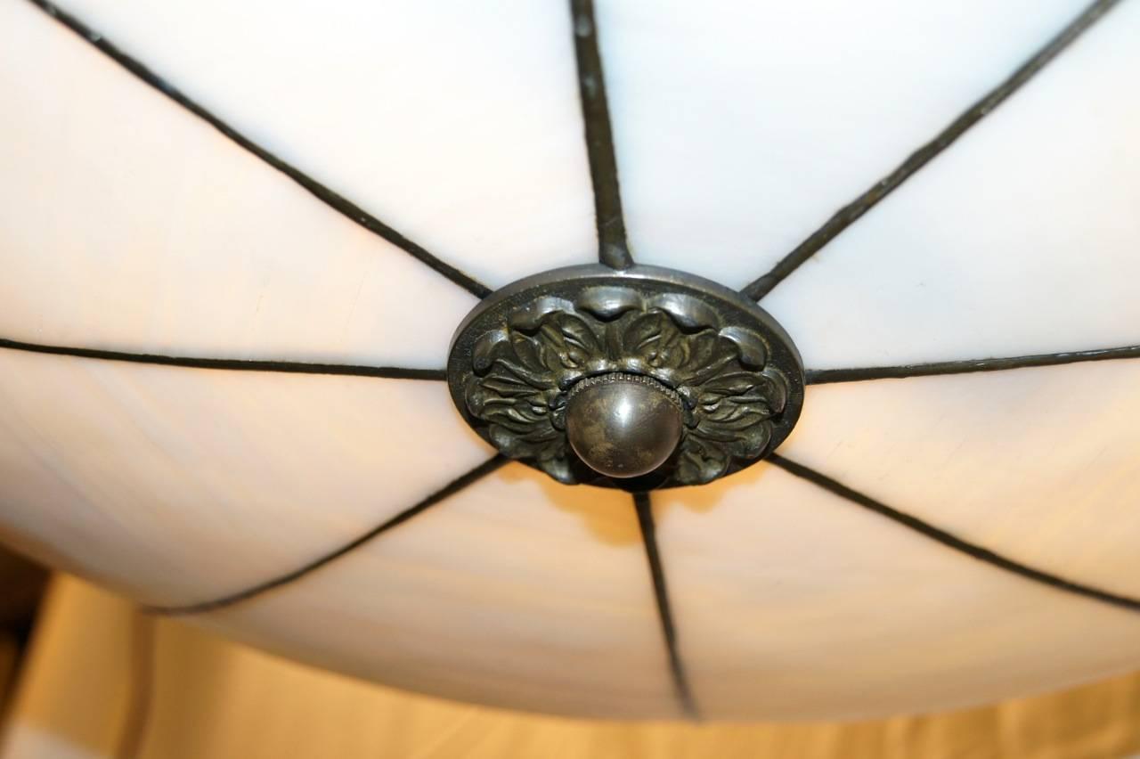 Leaded Glass Light Fixture en Bueno estado para la venta en New York, NY