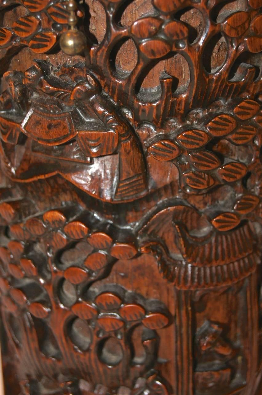 Lampe de table chinoise en bois massif, sculptée à la main, avec des scènes de montagne, vers les années 1920.

Mesures :
Hauteur du corps 12.5
