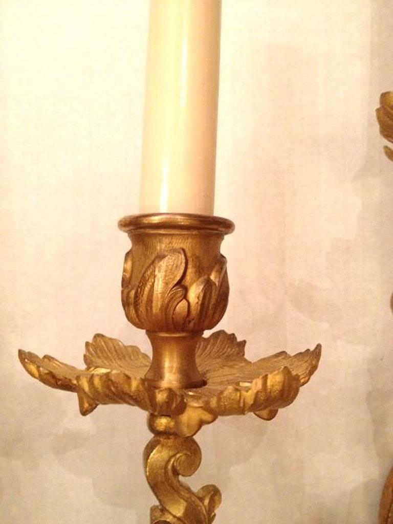 Milieu du XXe siècle Paire d'appliques Louis XV en bronze doré en vente