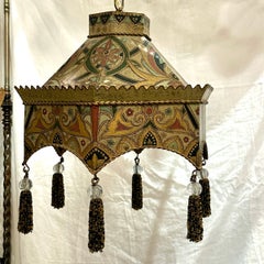 Paire de luminaires vintage en tole peinte aux motifs d'arabesques, vendus à l'unité