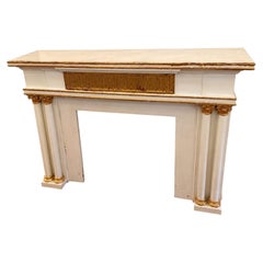 Cornice per camino in stile neoclassico vintage, dipinta e dorata