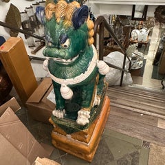 Par de esculturas antiguas chinas de porcelana con forma de león