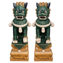 Par de esculturas antiguas chinas de porcelana con forma de león