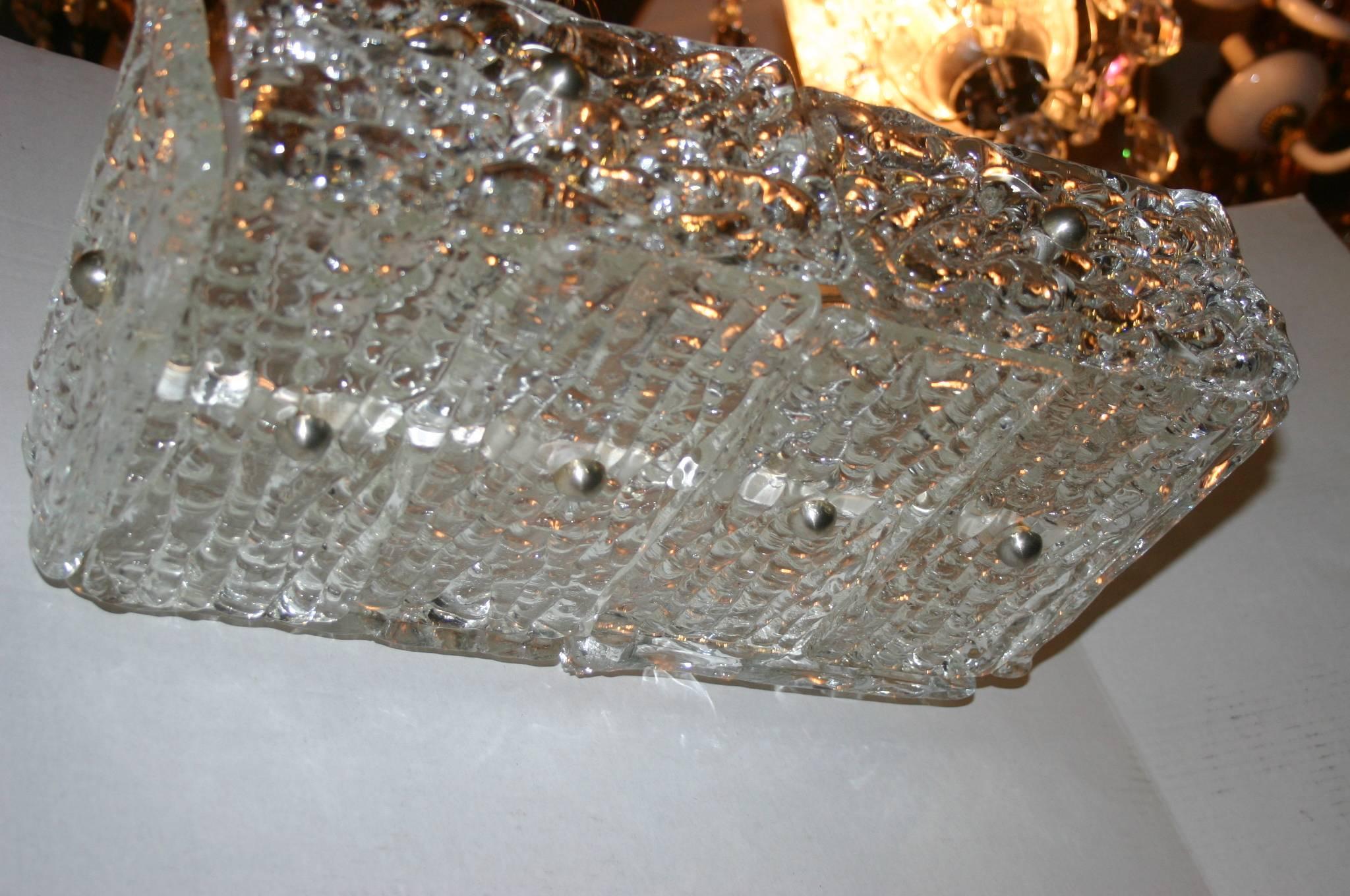 italien Paire de luminaires en verre moulé. Vendu à l'unité en vente
