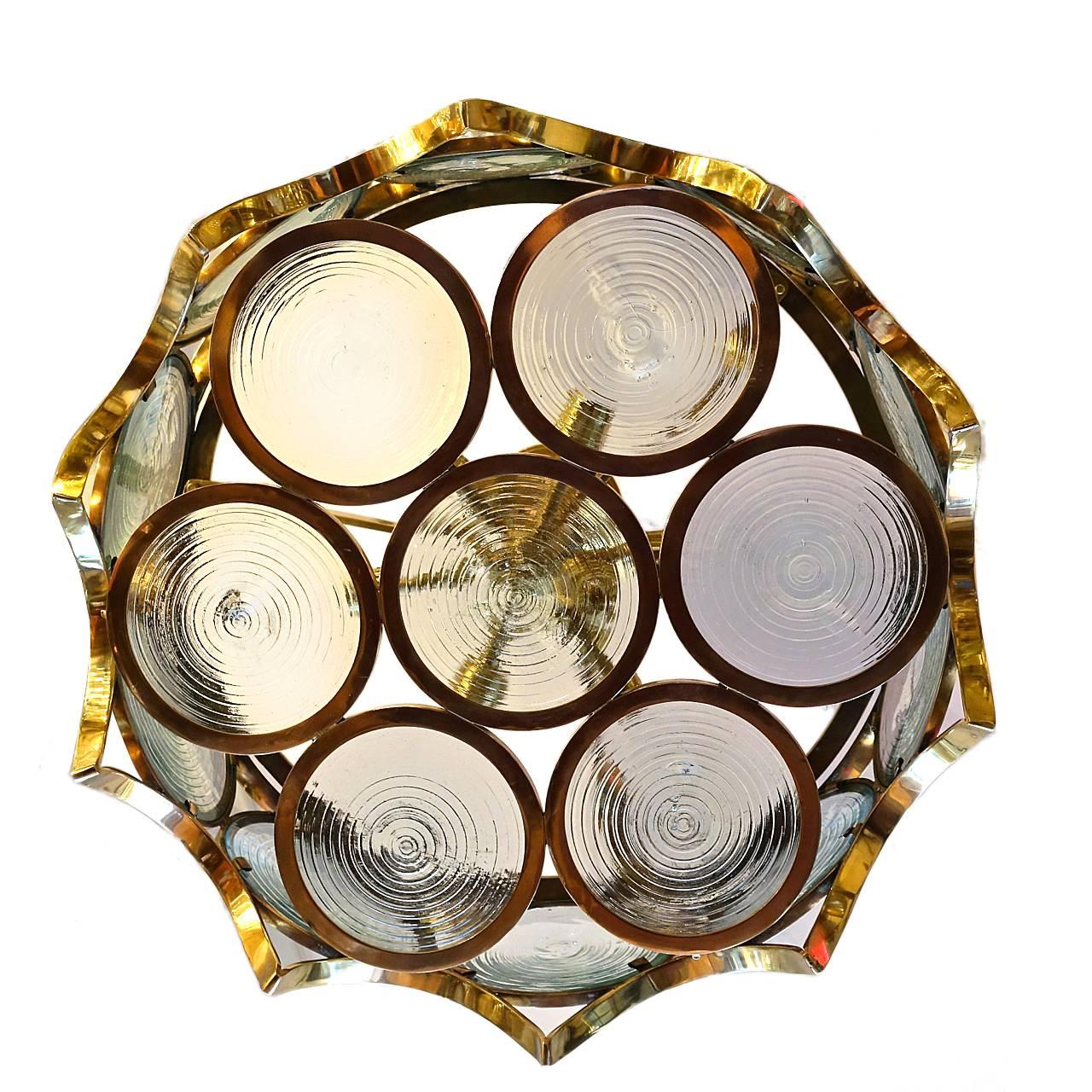 Coppia di plafoniere francesi in bronzo e vetro stampato convesso degli anni '60 circa con sei luci interne a presa Edison.

Misure:
Diametro: 23