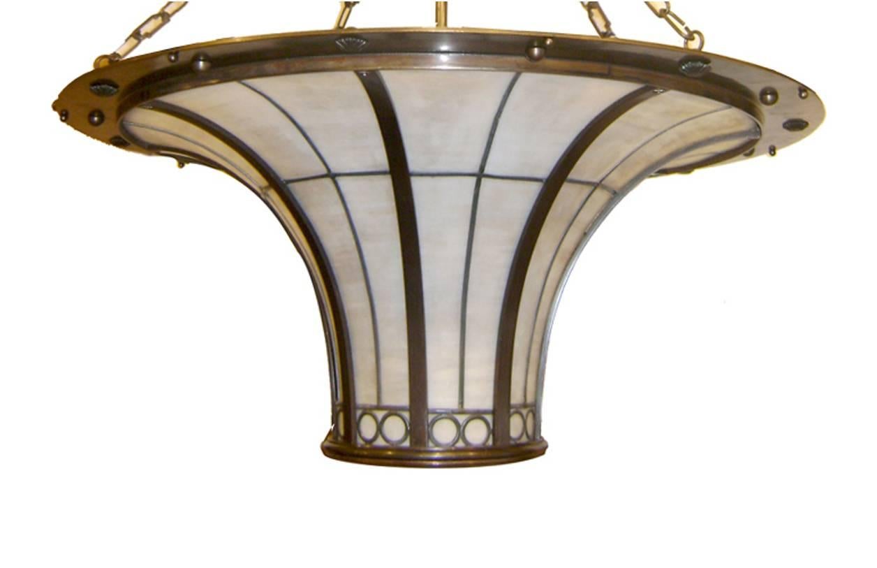 Luminaires anglais en verre plombé datant des années 1920, avec des aigles décorant la couronne du luminaire.

Mesures :
Hauteur (chute) : 45
Diamètre : 34.5