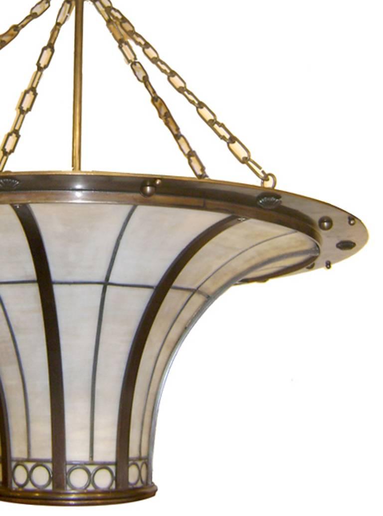 Grande lampe anglaise en verre plombé Excellent état - En vente à New York, NY