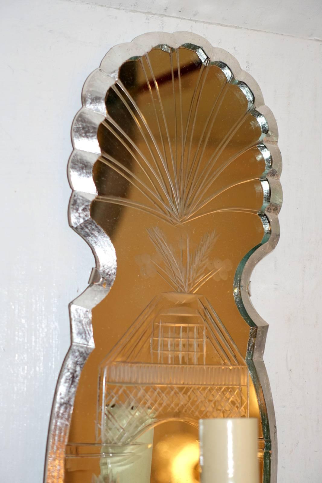 Ein Satz von vier circa 1940er Jahre Französisch geätzten Spiegel einzelne leichte Wandleuchten mit Silber-Finish. Verkauft in Paaren.

Abmessungen:
Höhe: 17