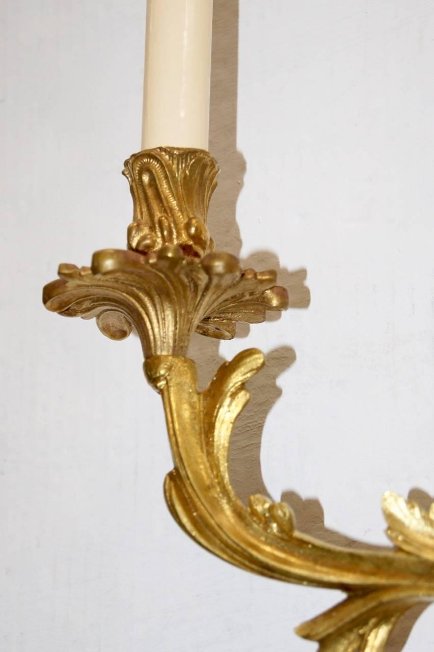 Français Appliques à trois lumières françaises en bronze doré en vente