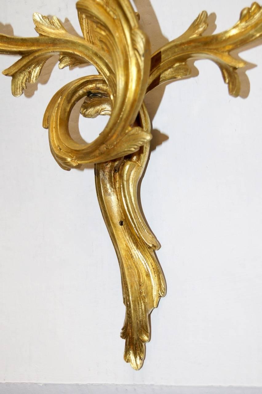 Appliques à trois lumières en bronze doré français Excellent état - En vente à New York, NY