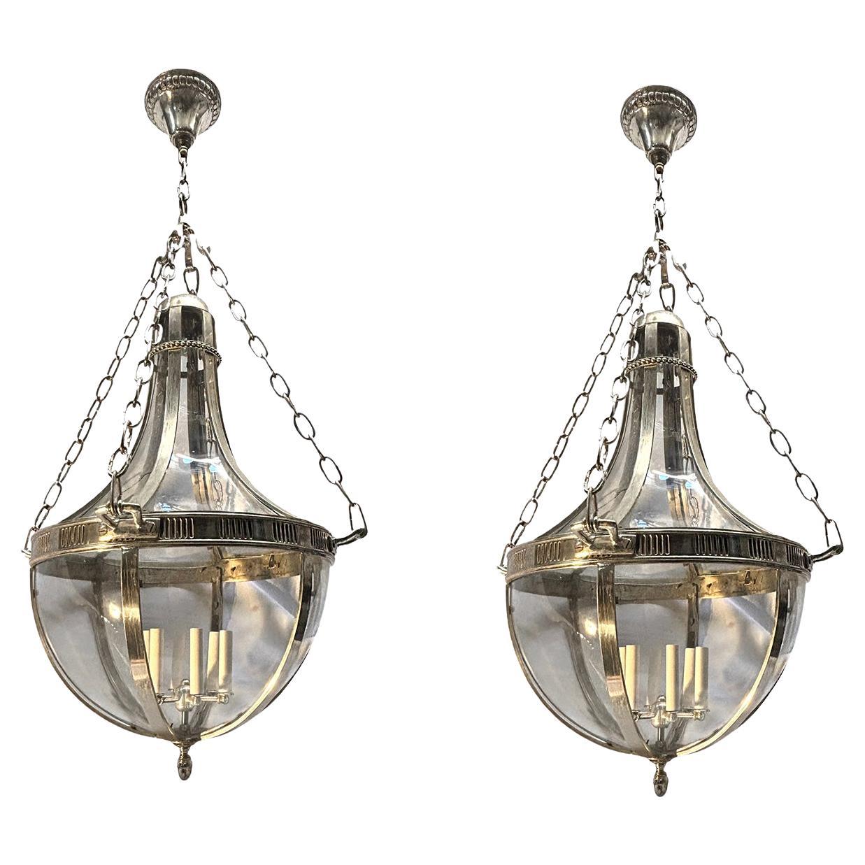 Coppia di lanterne inglesi in stile neoclassico del 1950 circa, placcate in argento con inserti in vetro. Venduto singolarmente.

Misure
Caduta attuale: 60
Diametro: 28