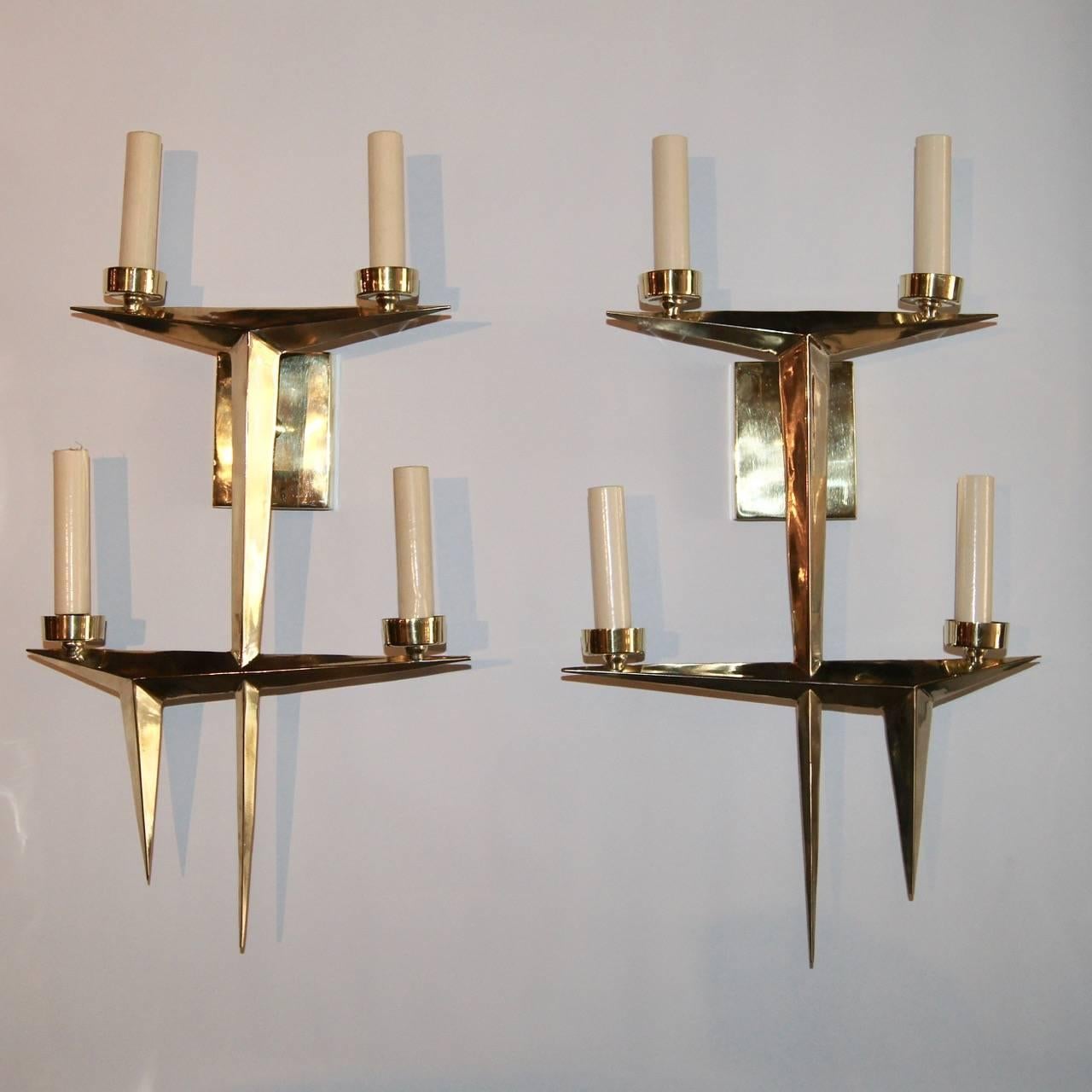 Apliques de cuatro luces de estilo moderno francés, acabado en bronce pulido, hacia 1950.

Medidas:
Altura 21