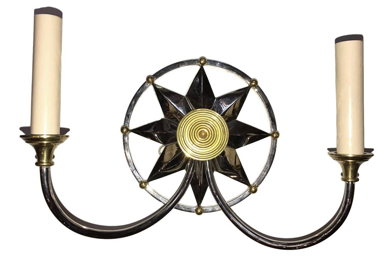 Coppia di appliques a doppia luce francesi nichelate e dorate degli anni '40 con due bracci.

Misure:
Larghezza: 12,25   
Altezza: 8