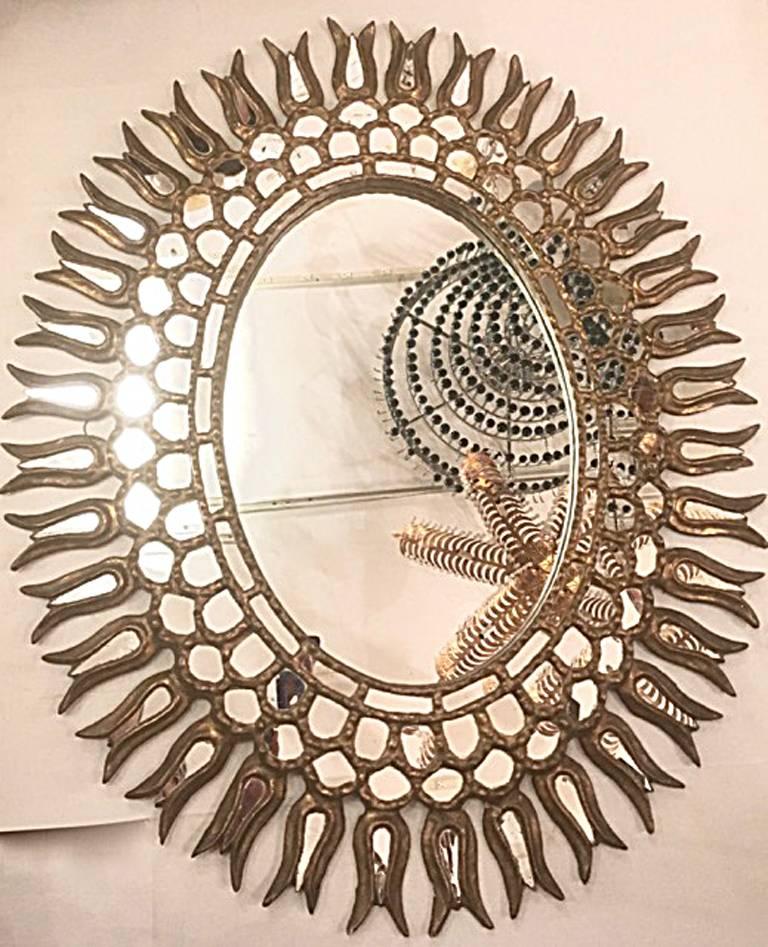 Espagnol Miroir ovale Sunburst avec motif de feuillage en vente