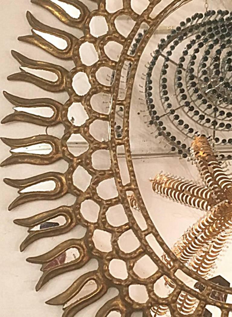 Miroir ovale Sunburst avec motif de feuillage Bon état - En vente à New York, NY